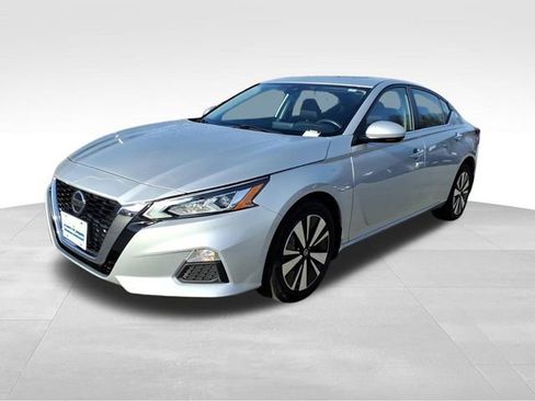 Used 2022 Nissan Altima 2.5 SV w/ SV Premium Package image 2