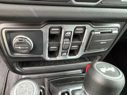 Certified 2025 Jeep Wrangler Unlimited Sahara AWD/4WD image 27