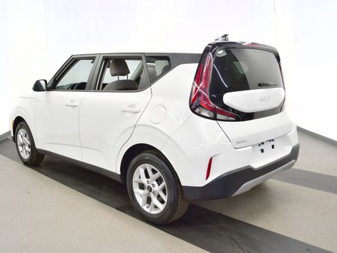 Used 2025 Kia Soul LX w/ LX Technology Package image 4