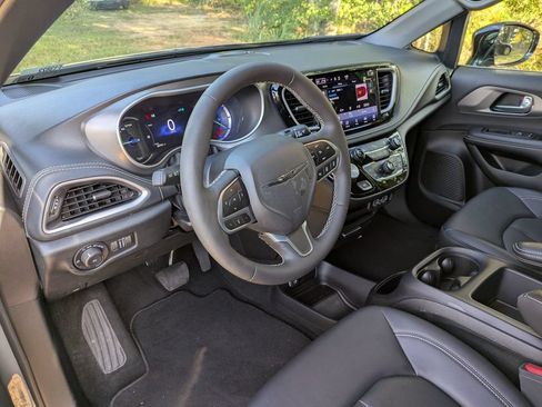 Used 2025 Chrysler Pacifica Select FWD image 30