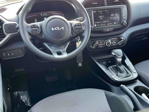 Used 2025 Kia Soul LX w/ LX Technology Package FWD image 2