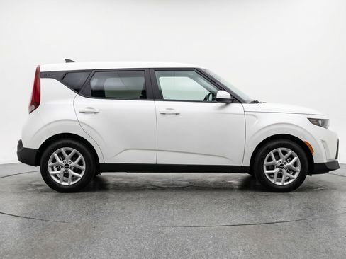 Used 2025 Kia Soul LX w/ LX Technology Package FWD image 11