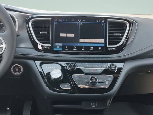 New 2026 Chrysler Pacifica Select image 13