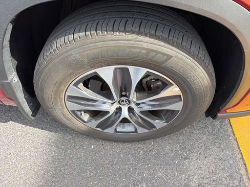 Used 2023 Toyota Highlander XLE image 6