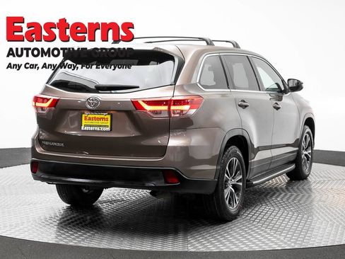 Used 2019 Toyota Highlander LE FWD image 5