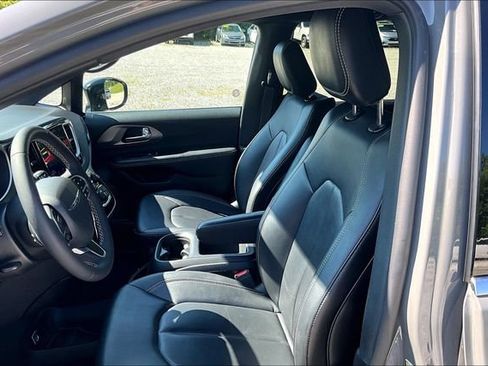 Used 2025 Chrysler Pacifica Select FWD image 22