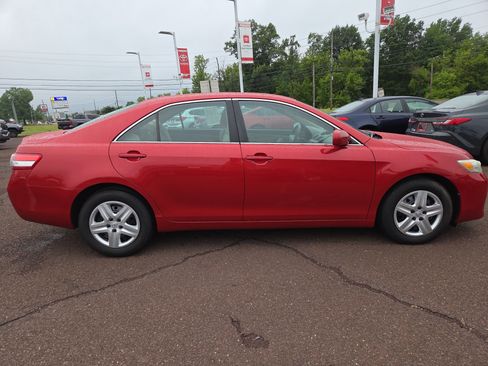 Used 2011 Toyota Camry LE FWD image 2