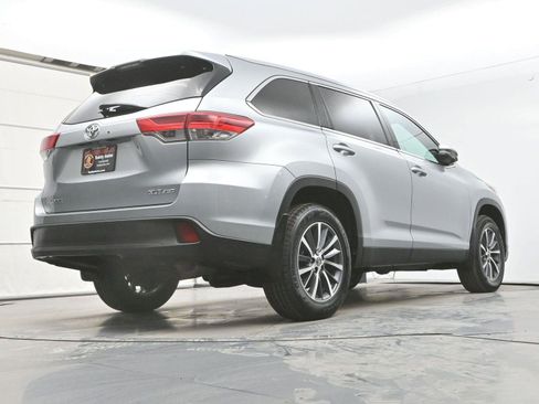 Used 2019 Toyota Highlander XLE image 32