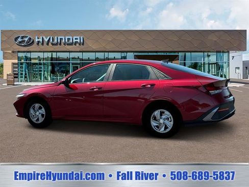 Used 2025 Hyundai Elantra SE FWD image 4