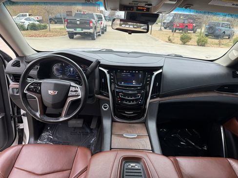 Used 2018 Cadillac Escalade Luxury image 13