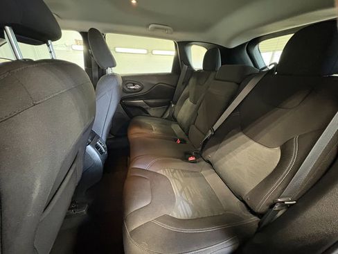 Used 2019 Jeep Cherokee Latitude AWD/4WD image 20