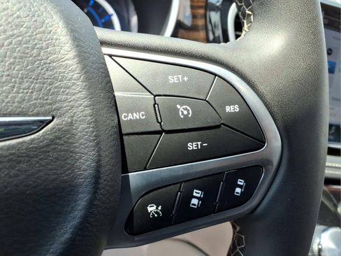 Used 2023 Chrysler Pacifica Limited FWD image 20