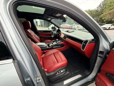 Used 2021 Porsche Cayenne AWD/4WD image 14