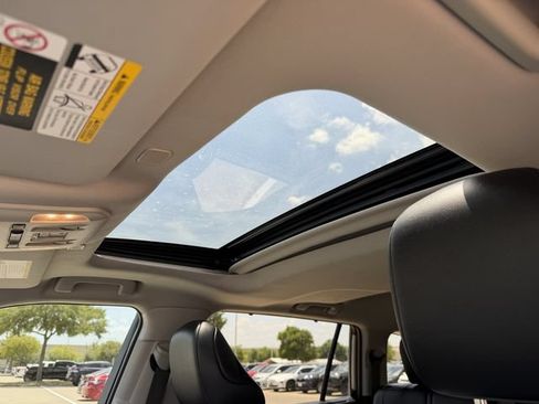 Certified 2024 Toyota Highlander XLE FWD image 24