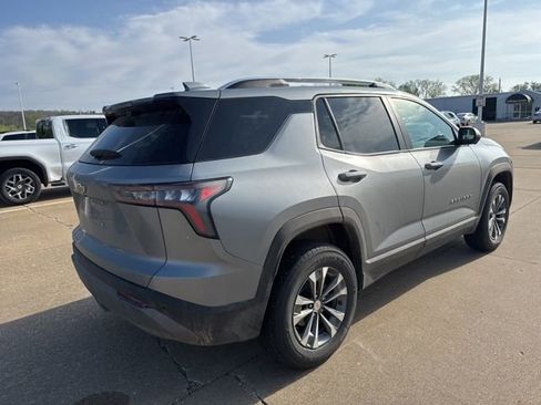 Used 2025 Chevrolet Equinox LT w/ Convenience Package II image 3