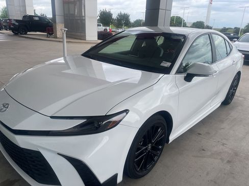 Used 2025 Toyota Camry SE image 28