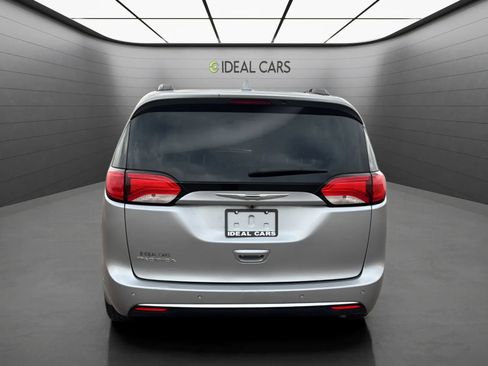 Used 2017 Chrysler Pacifica Touring-L FWD image 6