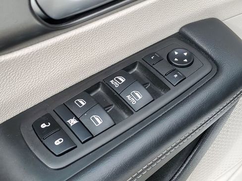 Used 2024 Chrysler Pacifica Touring-L FWD image 23