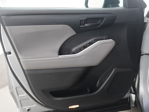 Used 2023 Toyota Highlander LE image 23