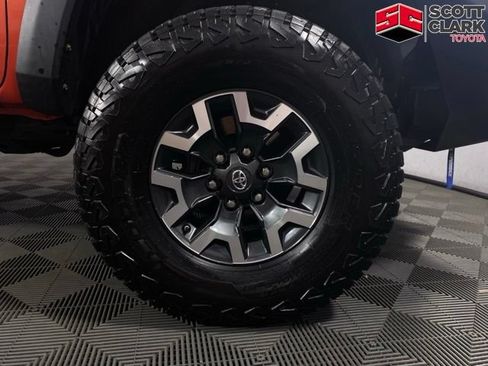 Used 2017 Toyota Tacoma TRD Off-Road w/ Premium & Technology Package AWD/4WD image 12