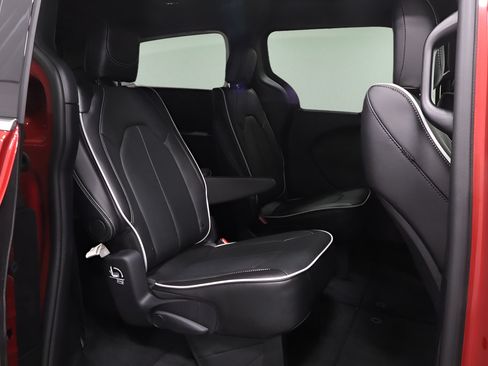 New 2027 Chrysler Pacifica Limited FWD image 16