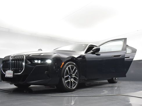 Used 2025 BMW 740i xDrive AWD/4WD image 37