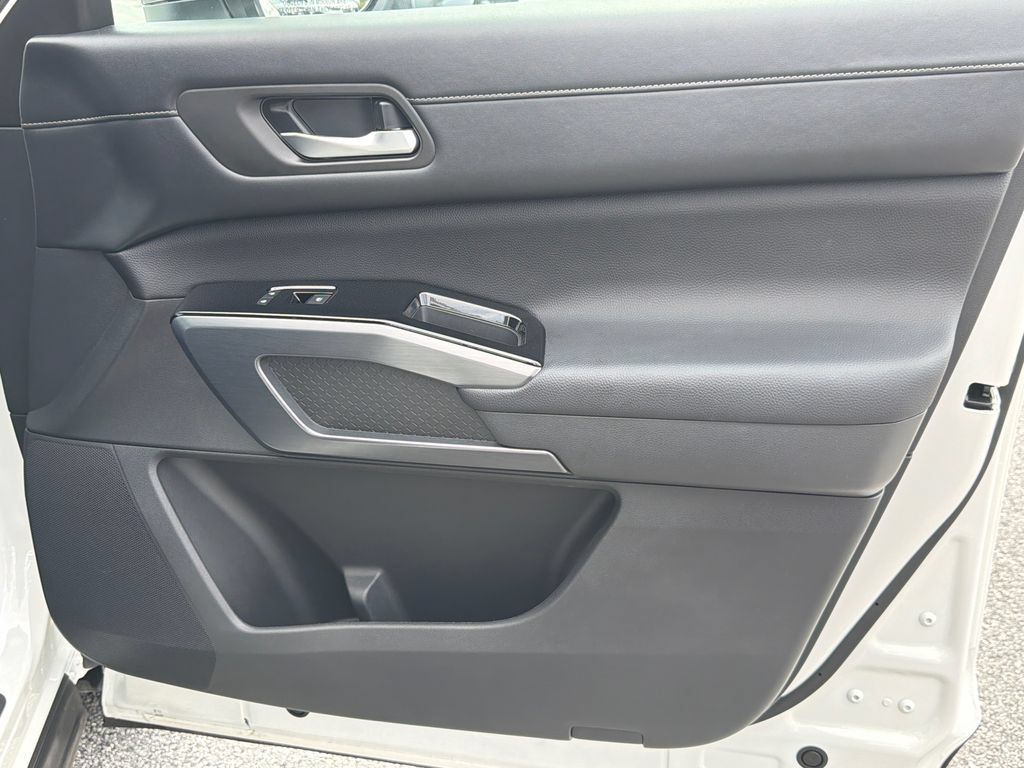 Used 2024 Nissan Pathfinder SL FWD image 12