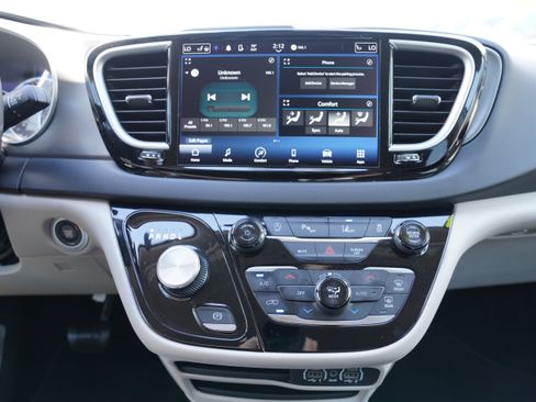 Used 2024 Chrysler Pacifica Touring-L FWD image 23