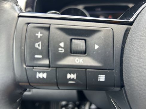 Used 2023 Nissan Pathfinder SL w/ Black Appearance Package AWD/4WD image 18