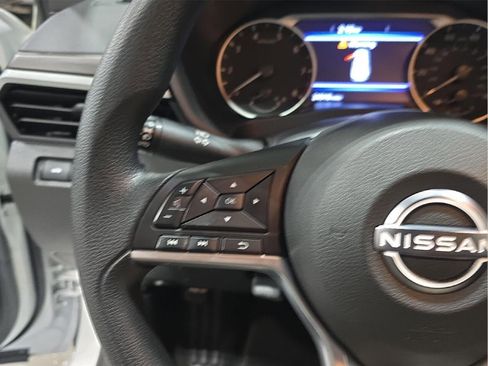 Used 2025 Nissan Altima 2.5 SV FWD image 12