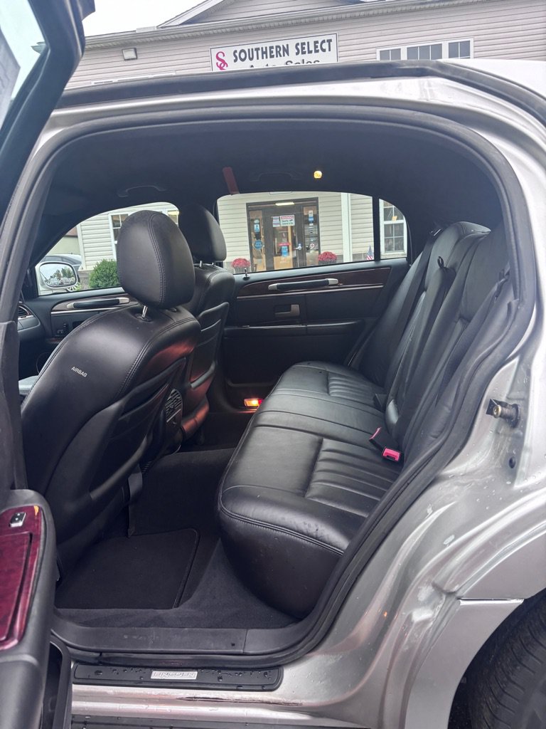 Used 2004 Lincoln Town Car Executive RWD image 10