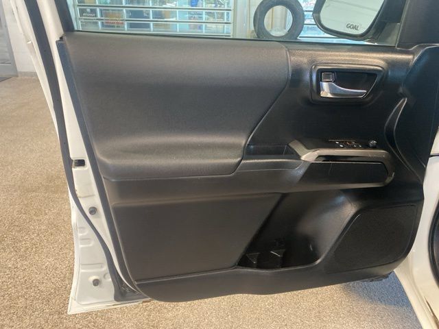 Used 2019 Toyota Tacoma TRD Off-Road w/ Technology Package AWD/4WD image 24