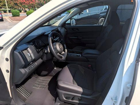 Used 2025 Nissan Pathfinder SV AWD/4WD image 10