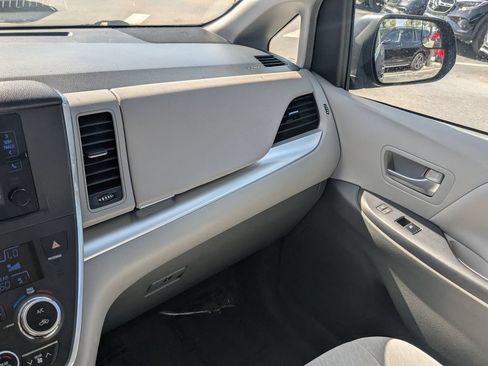 Used 2017 Toyota Sienna LE FWD image 4