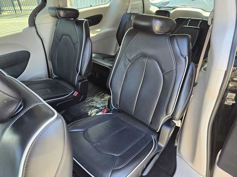Used 2024 Chrysler Pacifica Limited FWD image 18