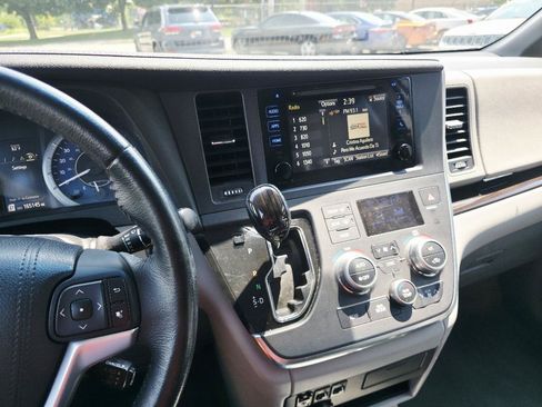 Used 2015 Toyota Sienna XLE FWD image 35