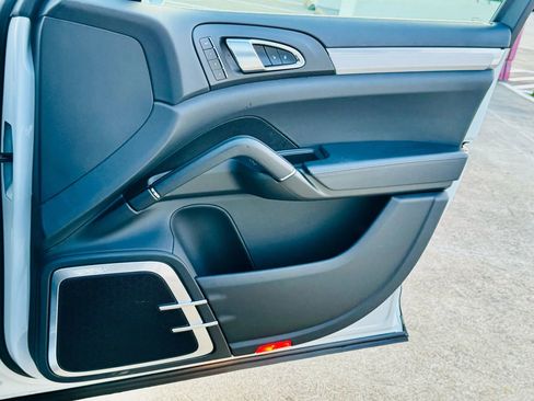 Used 2015 Porsche Cayenne Turbo image 39