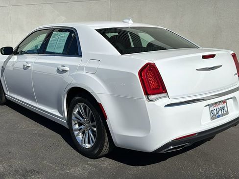 Used 2018 Chrysler 300 Touring L image 4