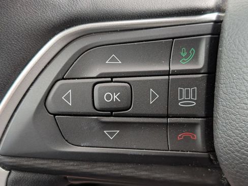 Used 2025 Jeep Grand Cherokee Altitude RWD image 21