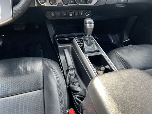 Used 2021 Toyota Tacoma Limited AWD/4WD image 23