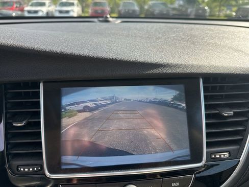 Used 2019 Buick Encore Essence w/ Experience Buick Package FWD image 9