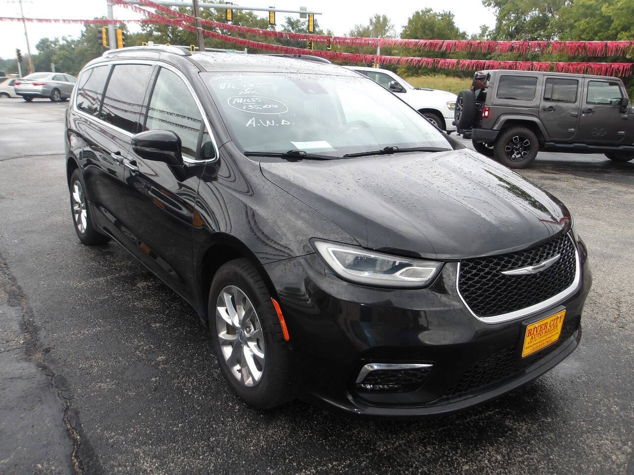 Used 2021 Chrysler Pacifica Touring-L w/ Uconnect Theater Family Group AWD/4WD image 1