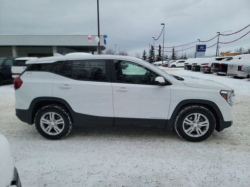 Used 2024 GMC Terrain SLE image 9