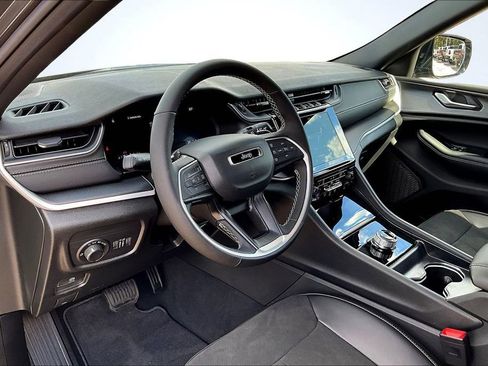 New 2025 Jeep Grand Cherokee Laredo image 6