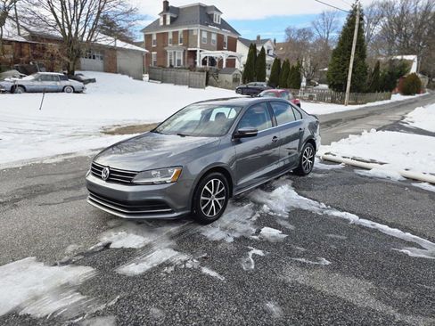 Used 2017 Volkswagen Jetta SE image 9
