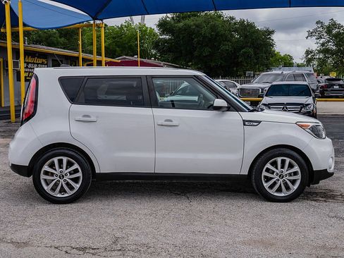 Used 2018 Kia Soul + FWD image 4