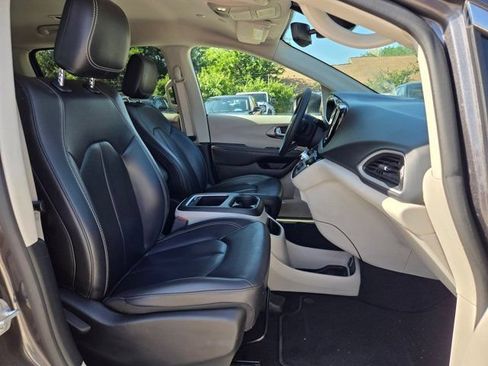 Used 2023 Chrysler Pacifica Touring-L FWD image 29