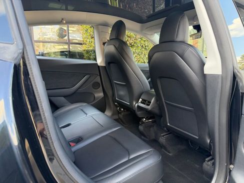 Used 2022 Tesla Model Y Long Range image 36