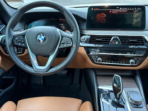 Used 2022 BMW 530i w/ Premium Package RWD image 14