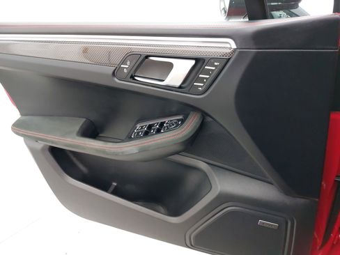 Used 2024 Porsche Macan GTS image 28